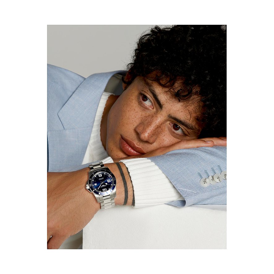 Longines Herrenuhr mit Edelstahlgehäuse, blauem Zifferblatt und silberfarbenem Armband.
