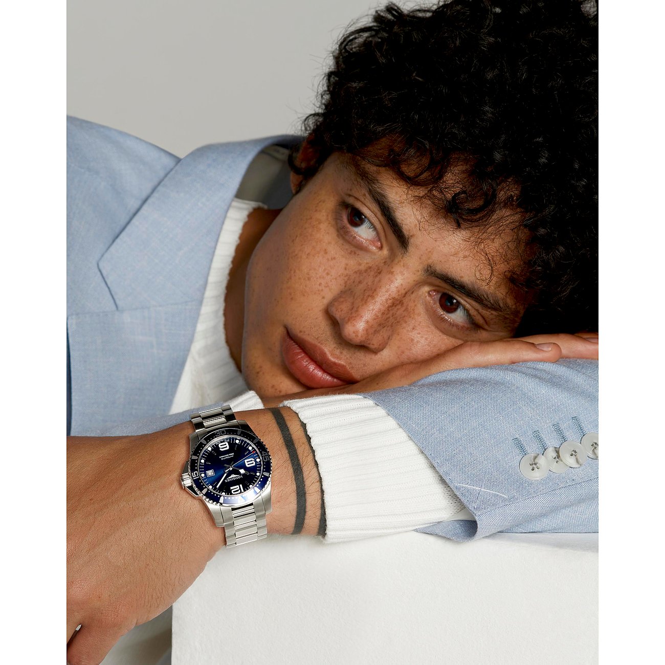 Longines Herrenuhr mit Edelstahlgehäuse, blauem Zifferblatt und silberfarbenem Armband.