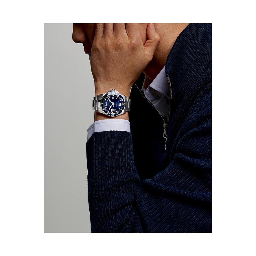Longines Herrenuhr mit Edelstahlgehäuse und blauem Zifferblatt.