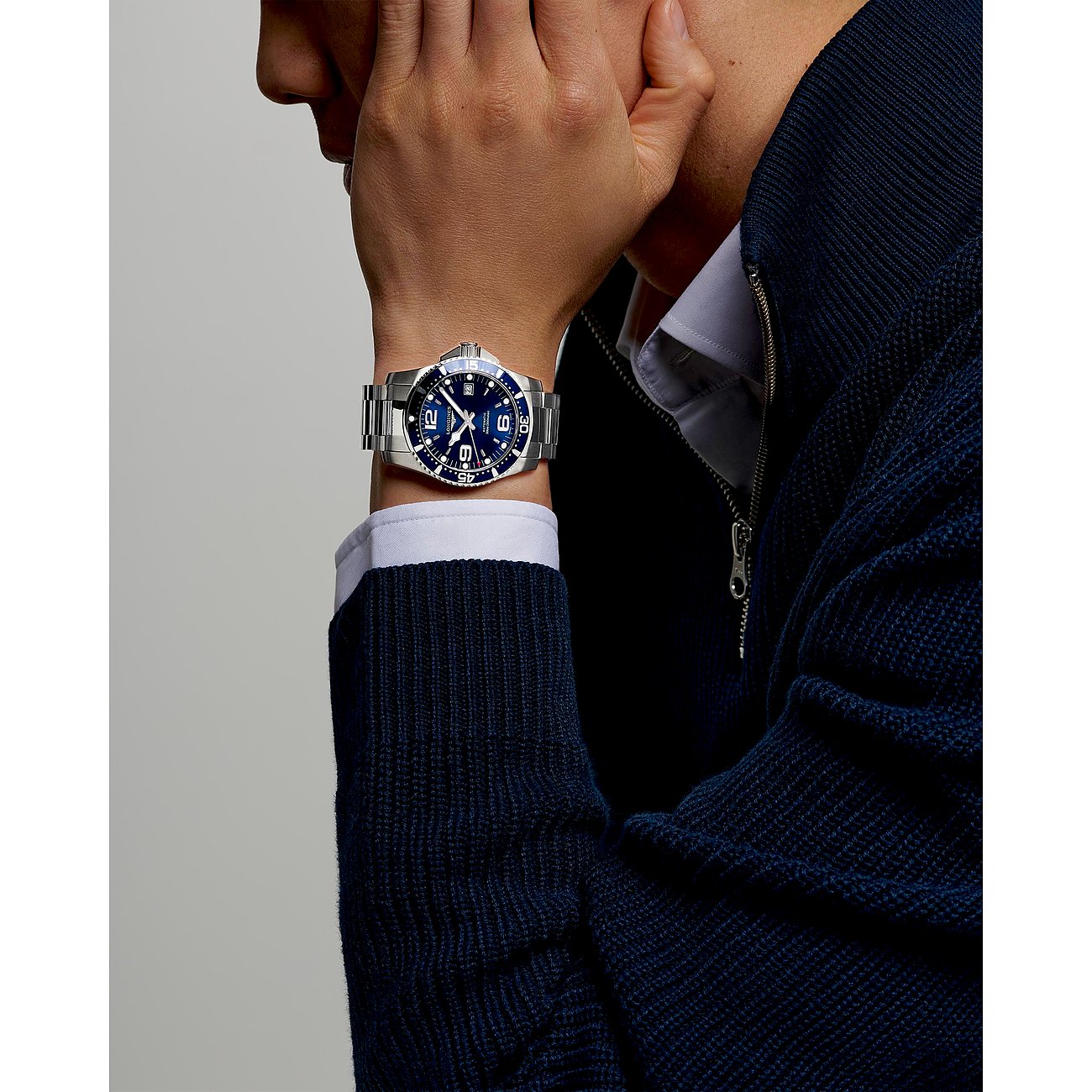 Longines Herrenuhr mit Edelstahlgehäuse und blauem Zifferblatt.