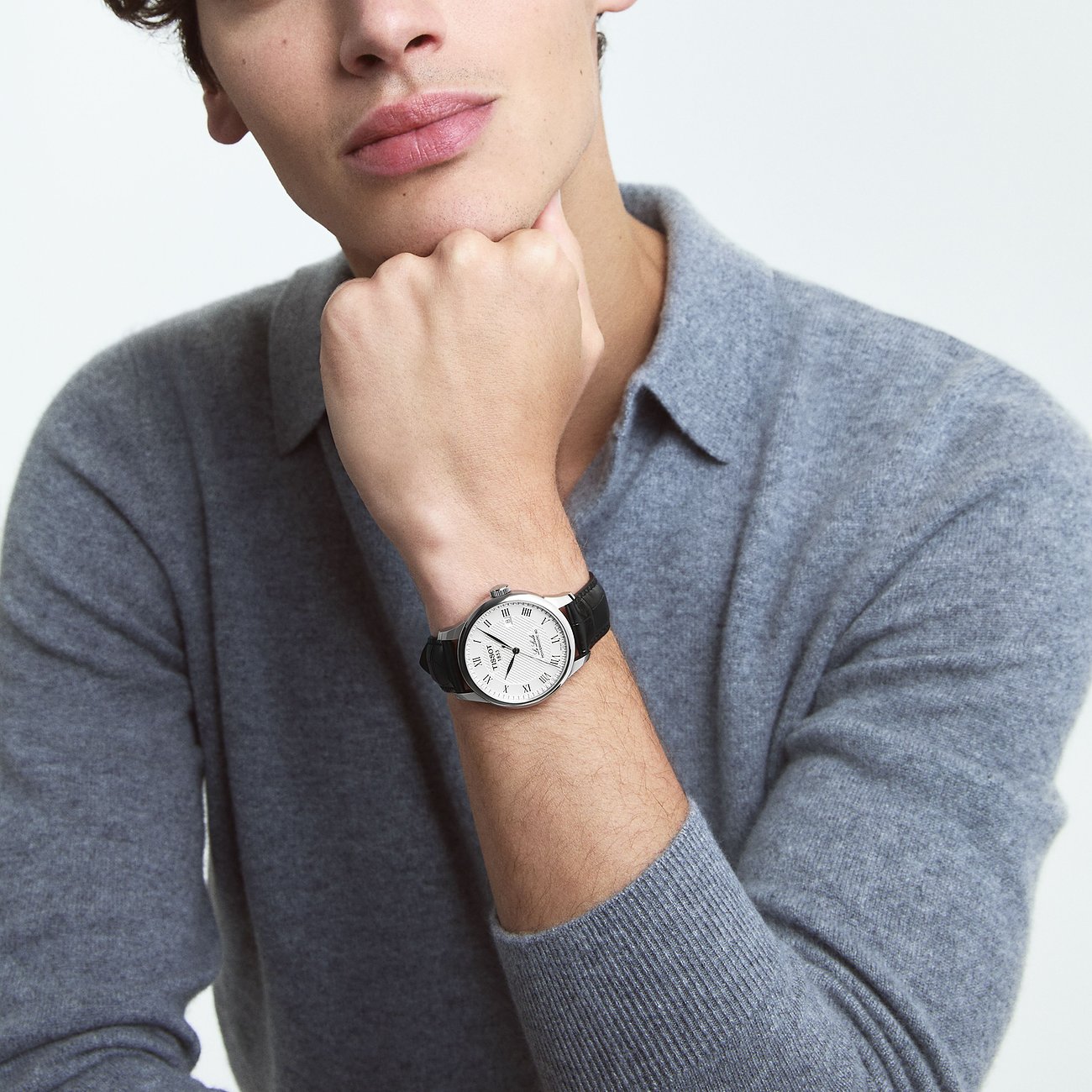 Tissot Herrenuhr mit Edelstahlgehäuse und weißem Zifferblatt.
