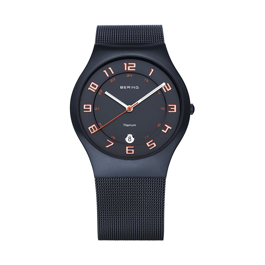 Bering Herrenuhr aus Titan. Eine dunkle, mattierte Uhr mit orangefarbenen Ziffern und einem Milanaise-Armband.