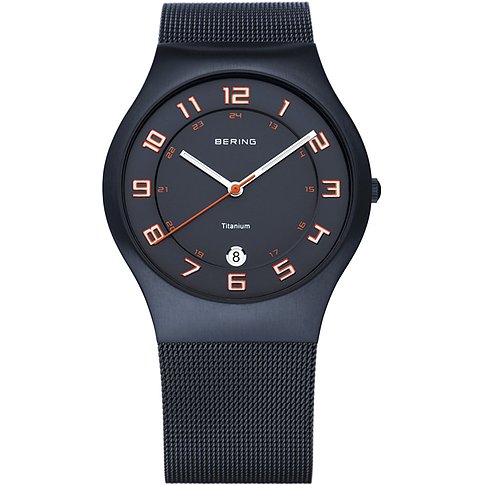 Orologio Bering da uomo in titanio. Un orologio scuro opaco con numeri arancioni e cinturino a maglia milanese.