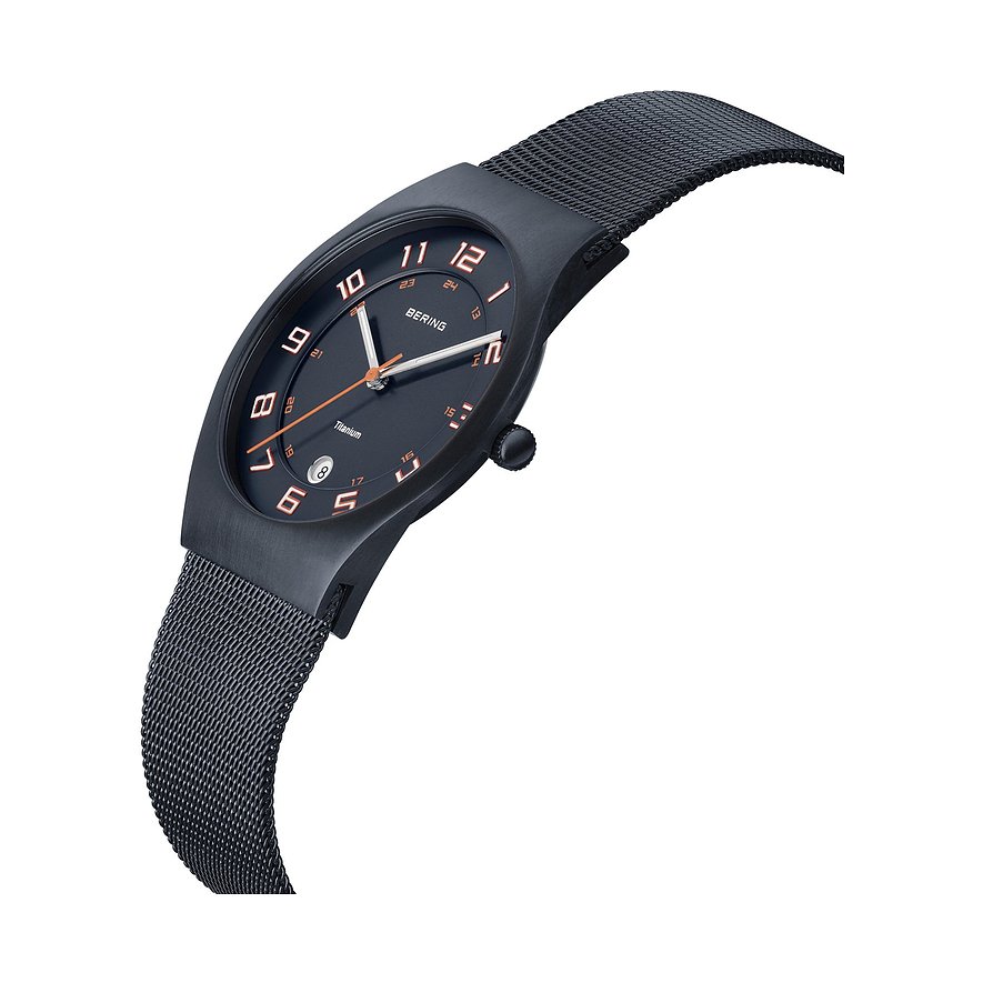 Bering Herrenuhr aus Titan, schräg von oben aufgenommen, mit schwarzem Zifferblatt und Ziffern in Roségold.
