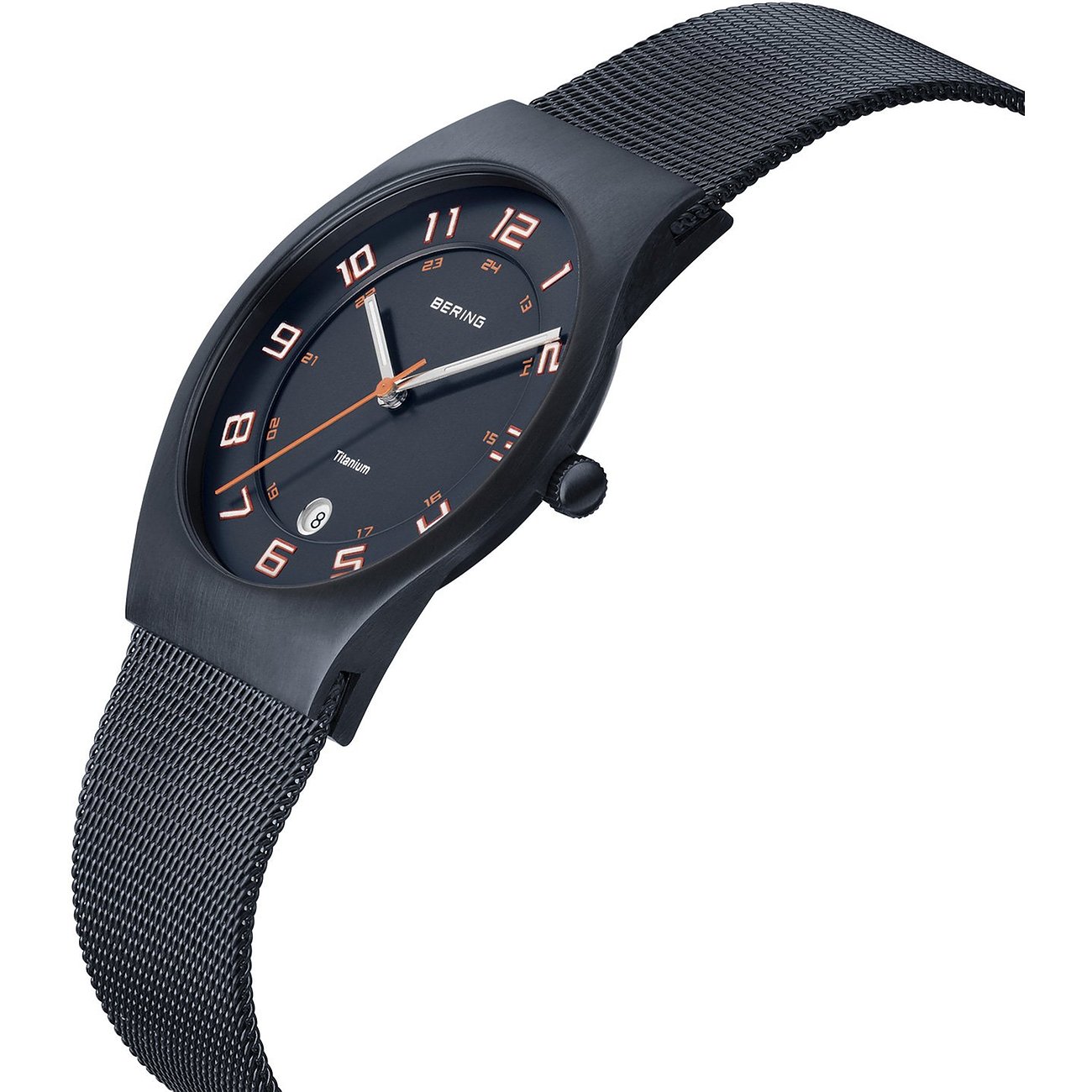 Bering Herrenuhr aus Titan, schräg von oben aufgenommen, mit schwarzem Zifferblatt und Ziffern in Roségold.