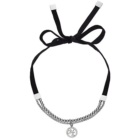 Guido Maria Kretschmer Halsschmuck: Schwarzes Samtband mit Schleife, doppelte Edelstahlkette mit Gravuranhänger & Zirkonia.