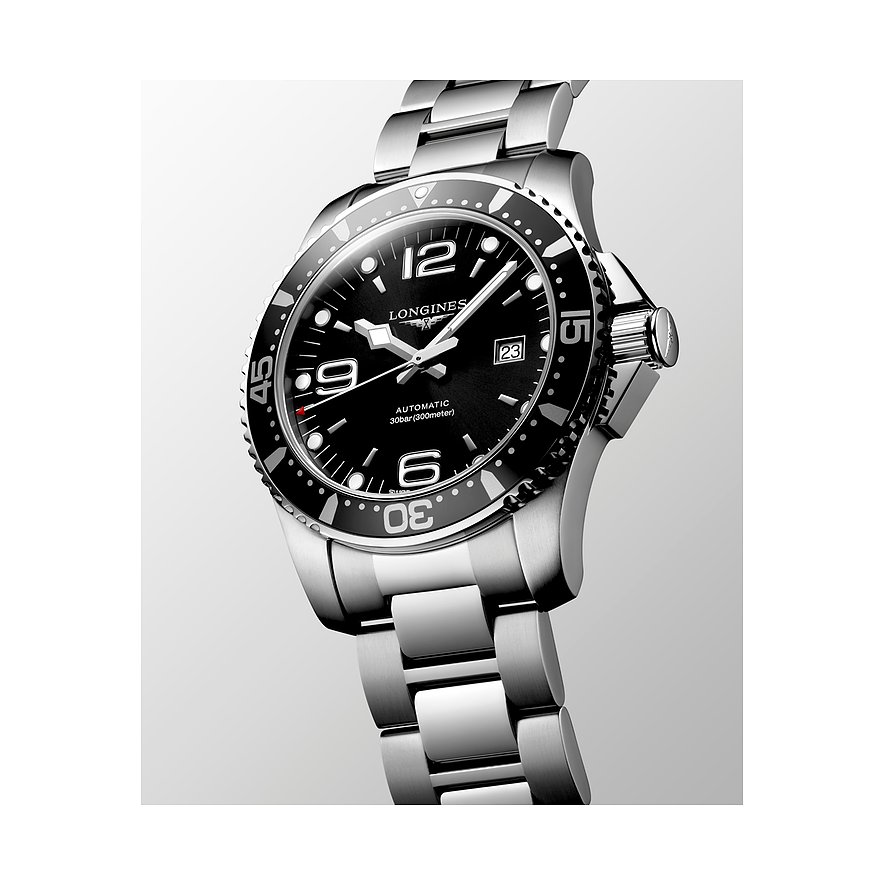 Longines Herrenuhr mit Edelstahlgehäuse, schwarzem Zifferblatt und Datum.