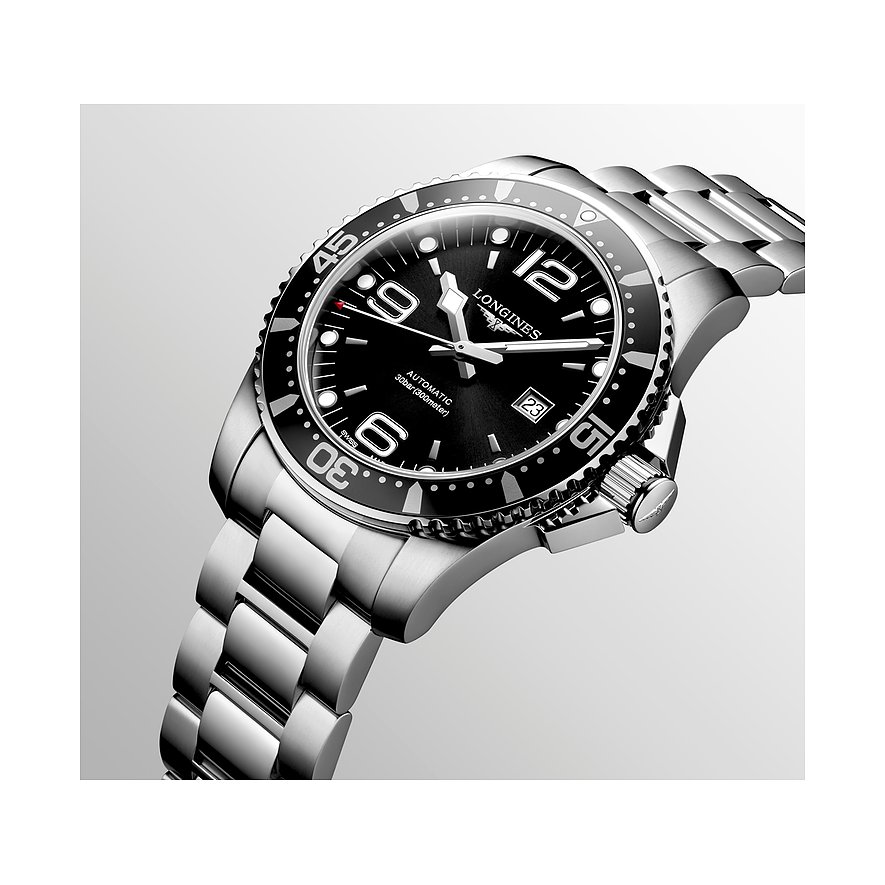 Longines Herrenuhr mit Edelstahlgehäuse, schwarzem Zifferblatt und analoger Anzeige.