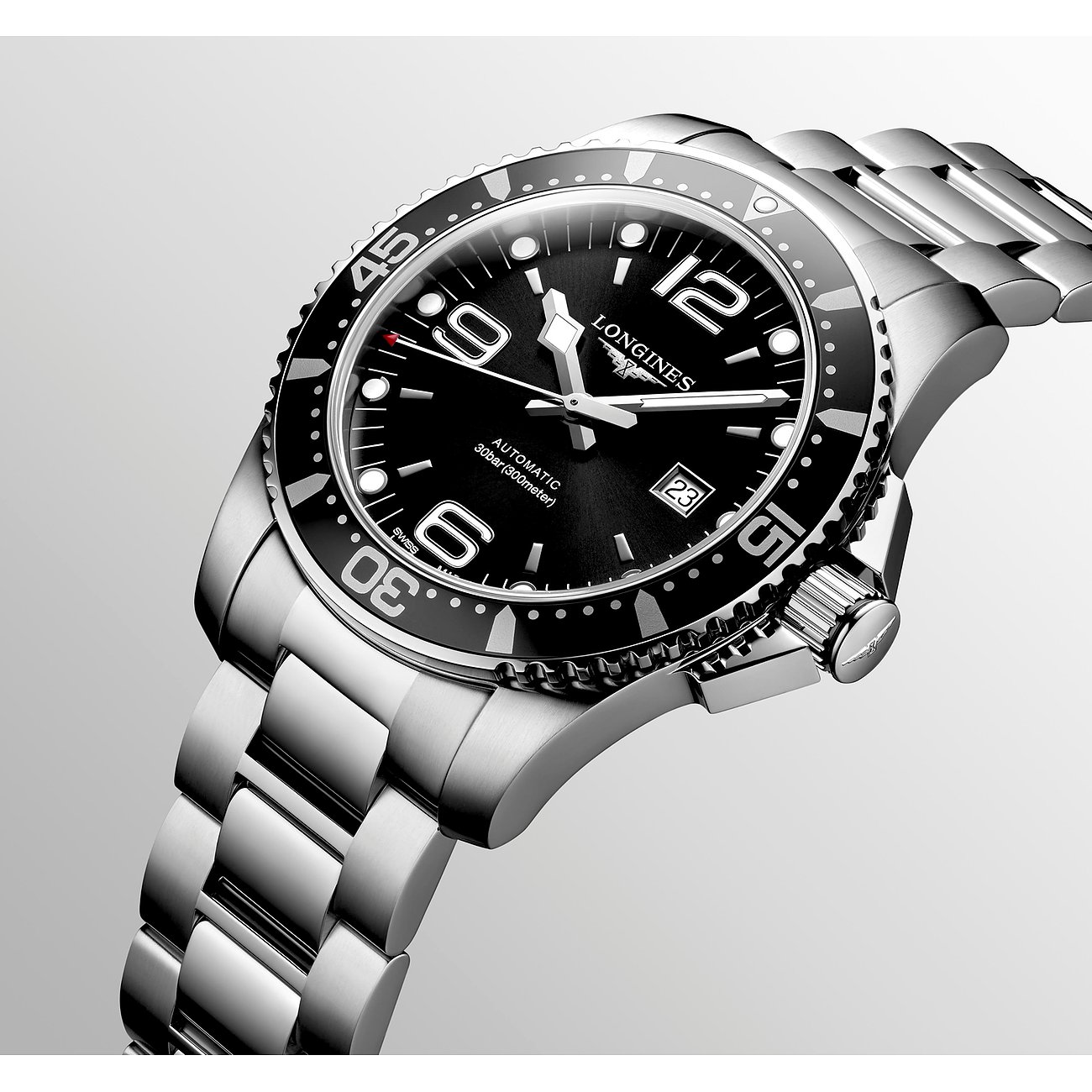 Longines Herrenuhr mit Edelstahlgehäuse, schwarzem Zifferblatt und analoger Anzeige.