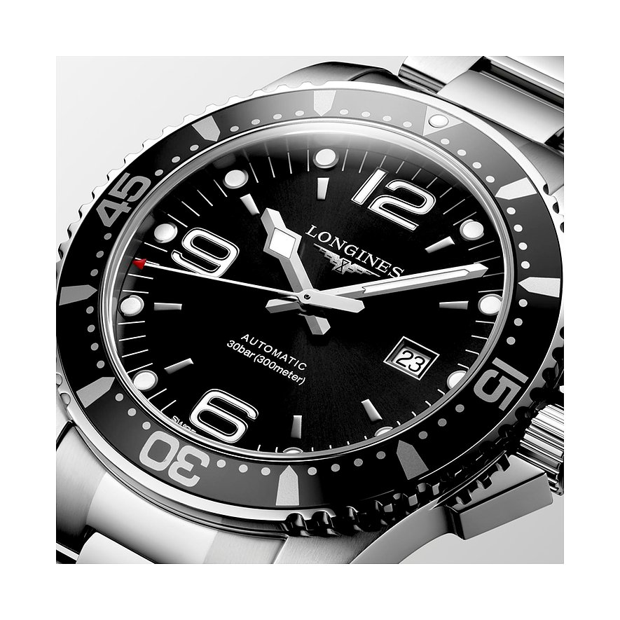 Longines Herrenuhr mit Edelstahlgehäuse, schwarzem Zifferblatt und analoger Anzeige.