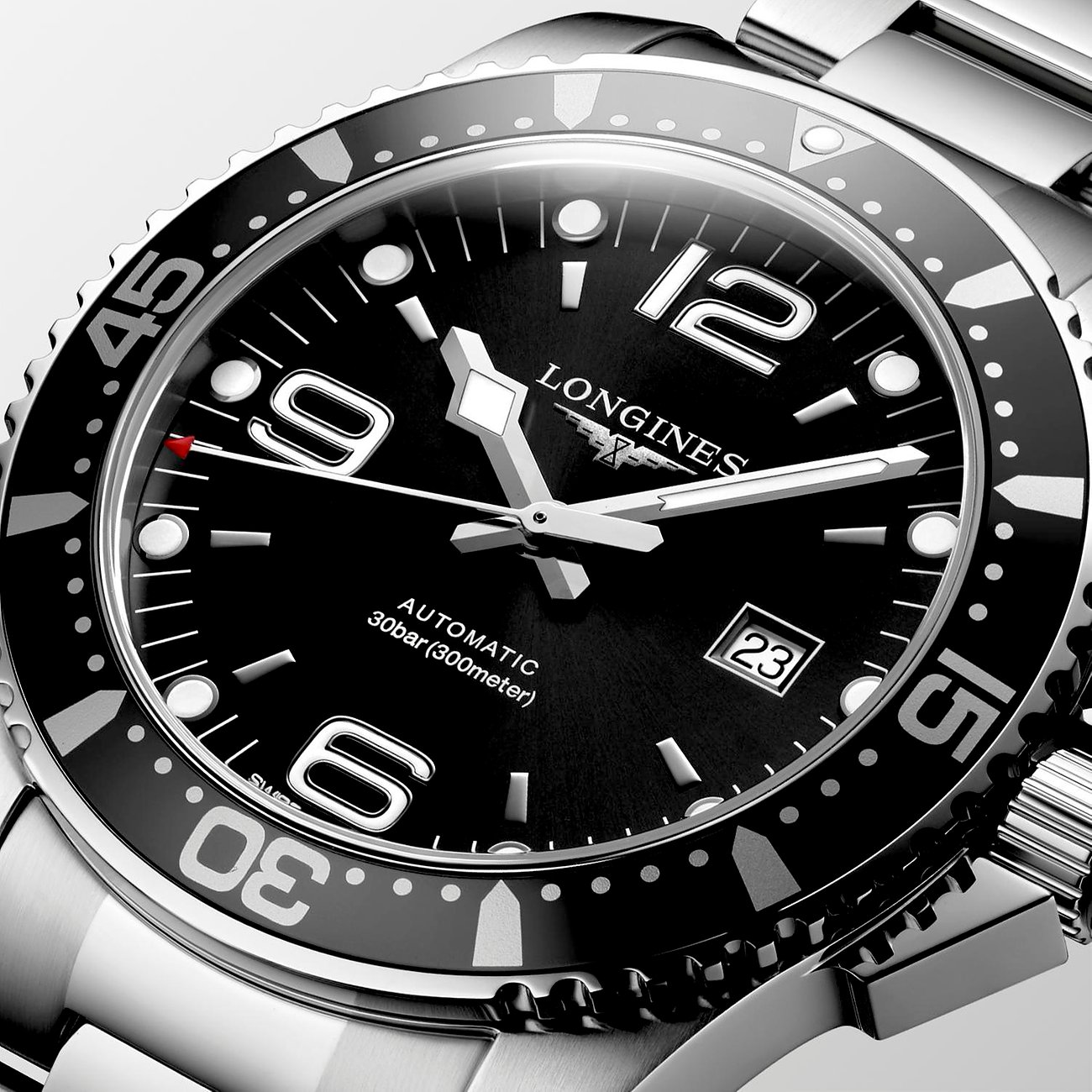 Longines Herrenuhr mit Edelstahlgehäuse, schwarzem Zifferblatt und analoger Anzeige.