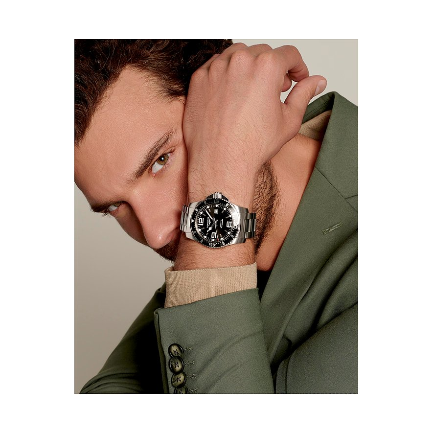 Longines Herrenuhr mit Edelstahlgehäuse und schwarzem Zifferblatt.