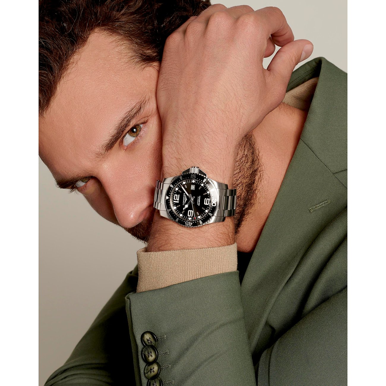 Longines Herrenuhr mit Edelstahlgehäuse und schwarzem Zifferblatt.