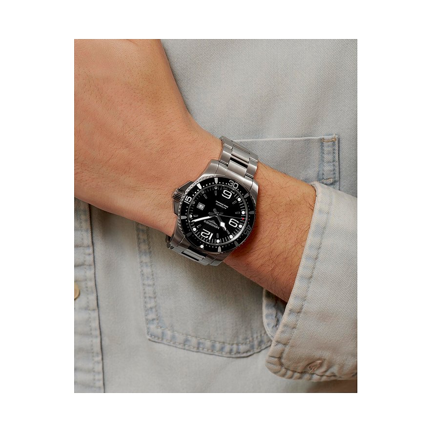 Longines Herrenuhr mit Edelstahlgehäuse und schwarzem Zifferblatt, analog.