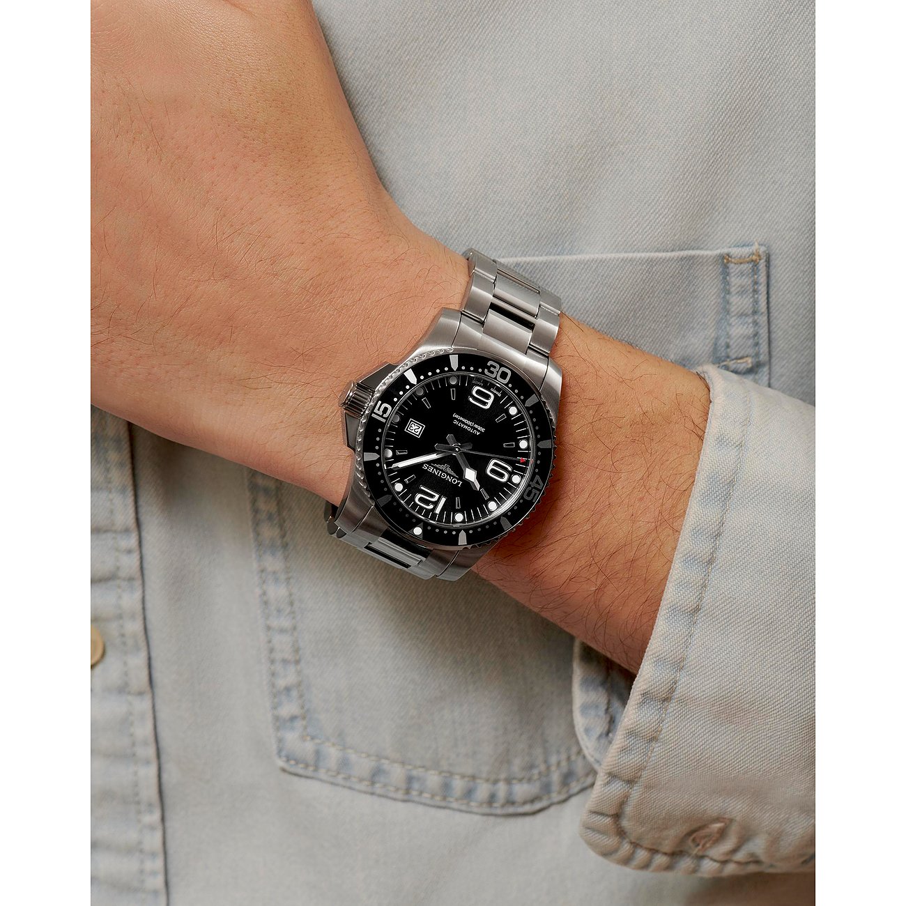 Longines Herrenuhr mit Edelstahlgehäuse und schwarzem Zifferblatt, analog.