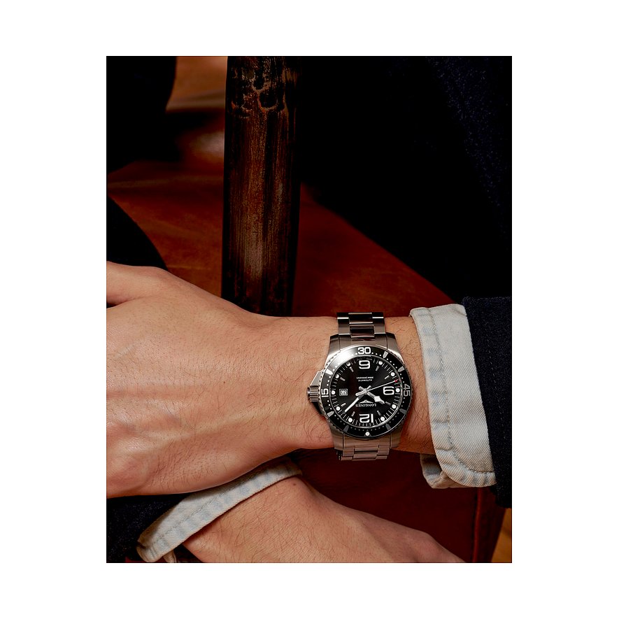 Longines Herrenuhr mit Edelstahlgehäuse, schwarzem Zifferblatt und Automatikwerk.