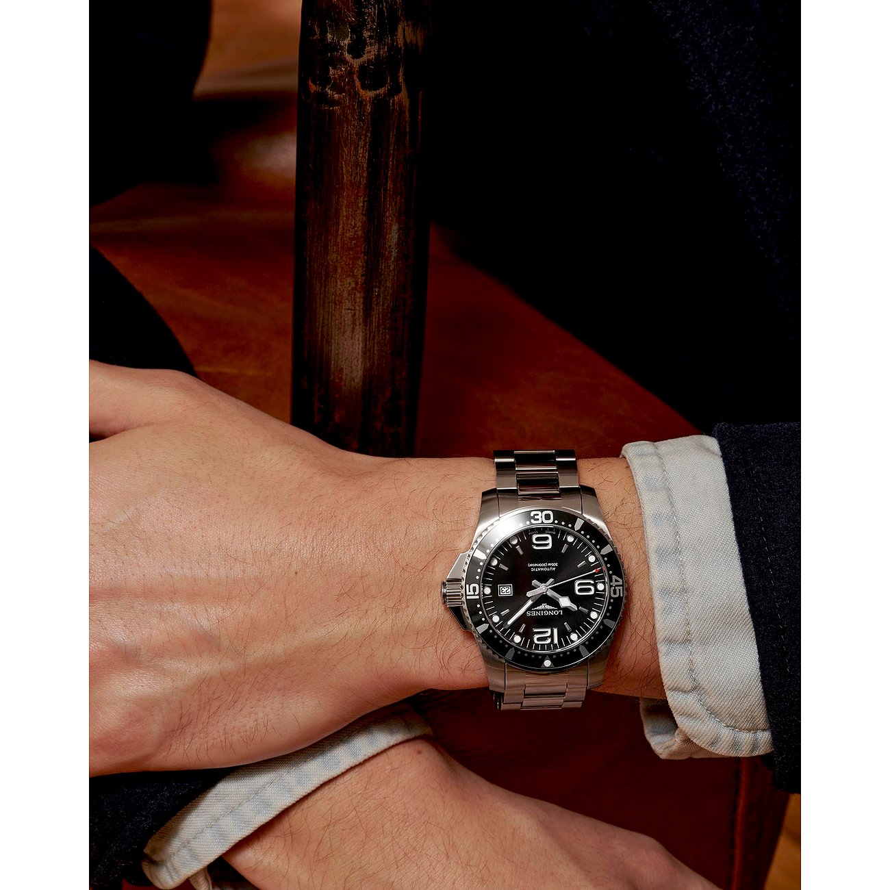 Longines Herrenuhr mit Edelstahlgehäuse, schwarzem Zifferblatt und Automatikwerk.