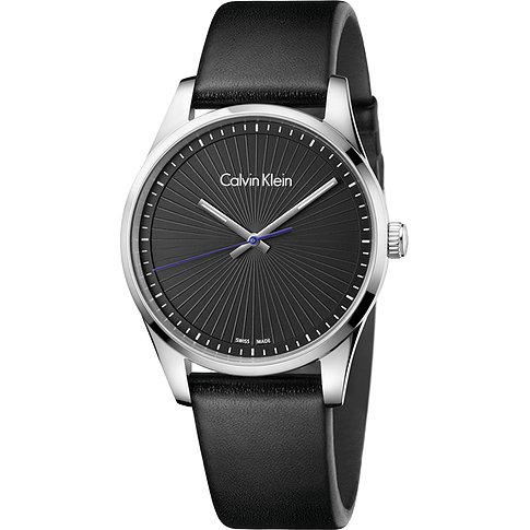 Calvin Klein Herrenuhr aus Edelstahl mit pechschwarzem Zifferblatt und schwarzem Lederarmband auf weißem Hintergrund.