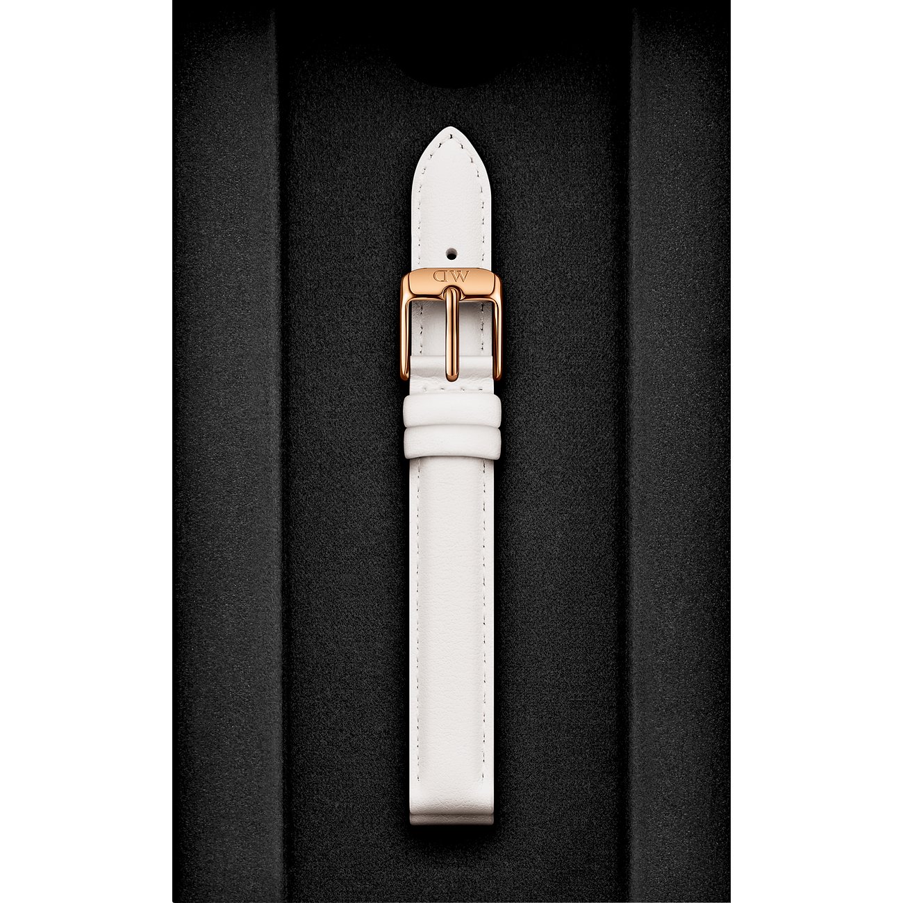 Daniel Wellington Armband aus weißem Leder mit roségoldfarbener Schnalle.