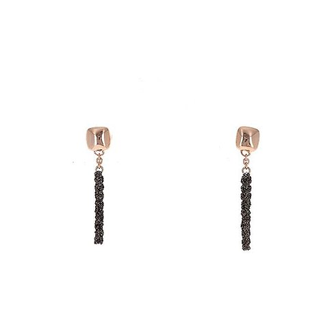 Pesavento Ohrschmuck aus Roségold und schwarzem, platinvergoldetem Silber als rechteckige Ohrhänger.