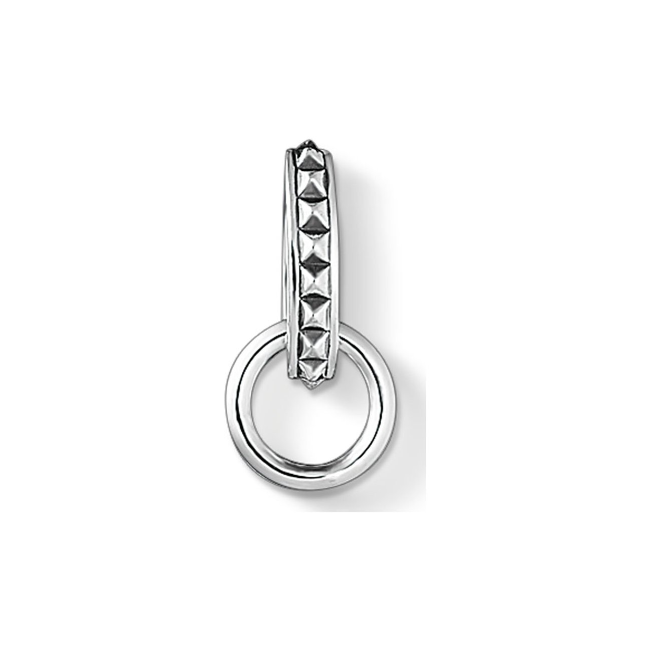 Thomas Sabo Anhängeschmuck aus 925er Silber mit einer Kette aus Pyramiden-Nieten und einem großen Ring.