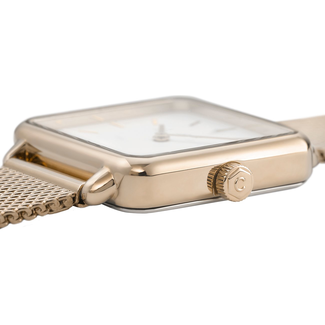Nahaufnahme einer goldenen Cluse Damenuhr aus Metall von der Seite. Rechteckiges Gehäuse und Milanaise-Armband glänzen.