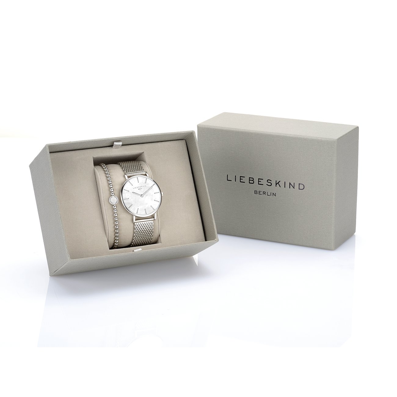 Set montre et bracelet Liebeskind en acier inoxydable, montre argentée et bracelet assorti dans une BOÎTE beige.