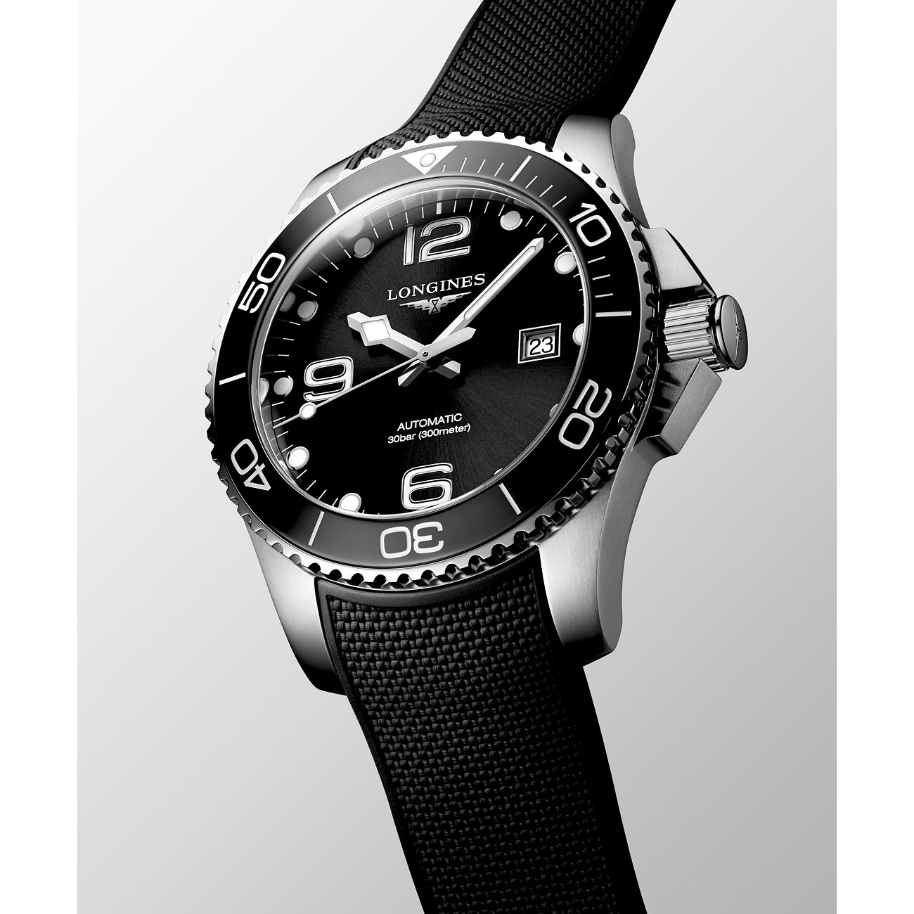 Longines Herrenuhr mit Edelstahlgehäuse, schwarzem Zifferblatt und Datumsanzeige.