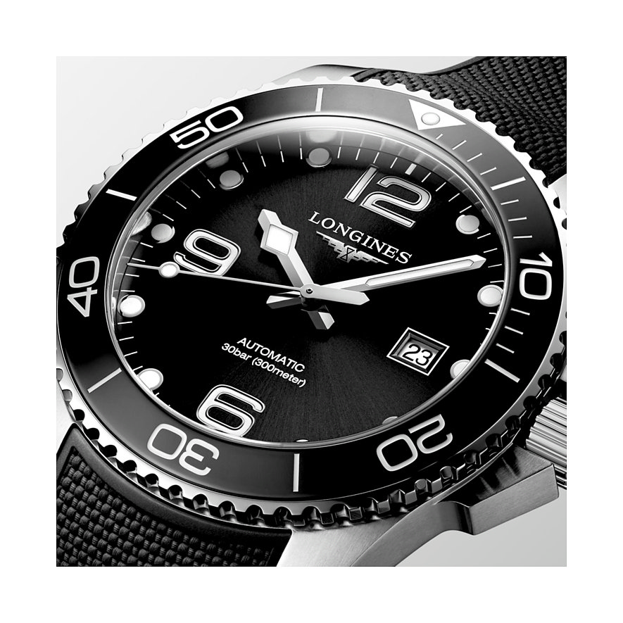 Longines Herrenuhr mit Edelstahlgehäuse, schwarzem Zifferblatt und Datumsanzeige.