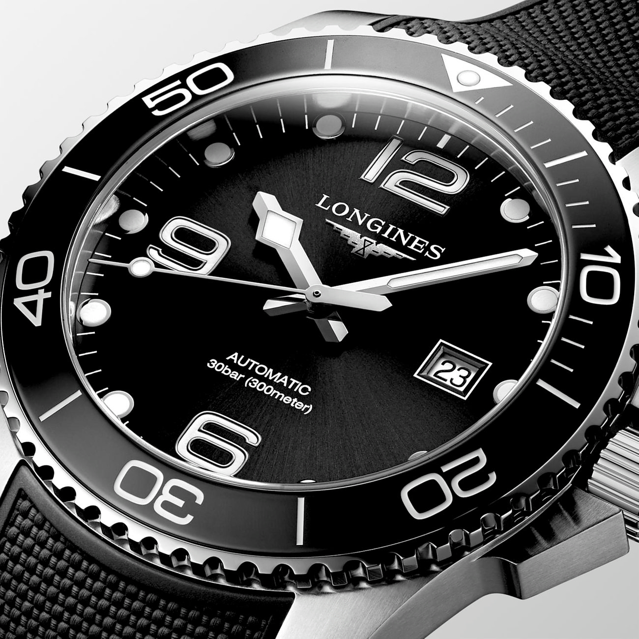 Longines Herrenuhr mit Edelstahlgehäuse, schwarzem Zifferblatt und Datumsanzeige.