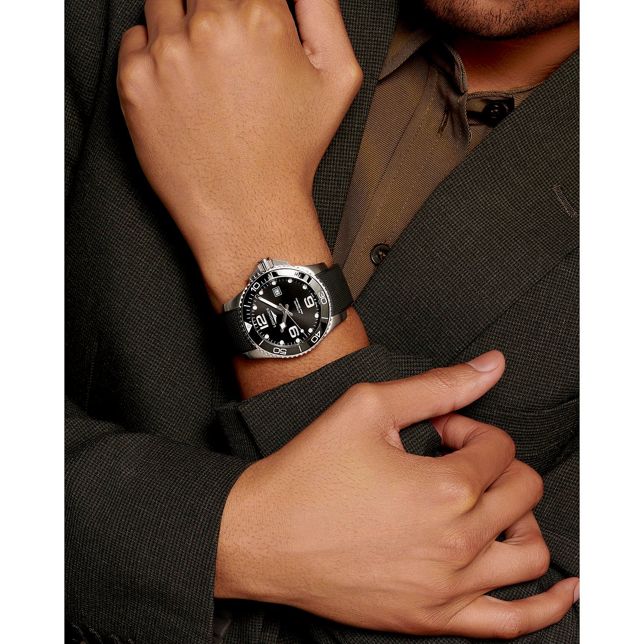 Longines Herrenuhr mit Edelstahlgehäuse, schwarzem Zifferblatt und schwarzem Armband.