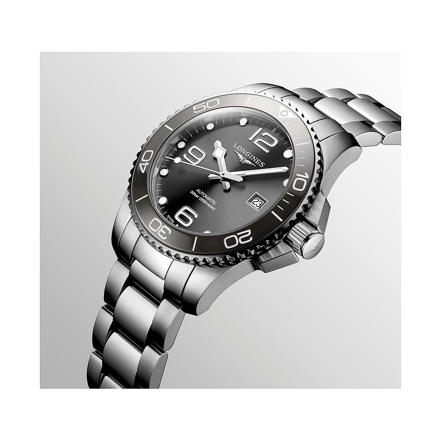 Longines Herrenuhr mit Edelstahlgehäuse, grauem Zifferblatt und Datumsanzeige.