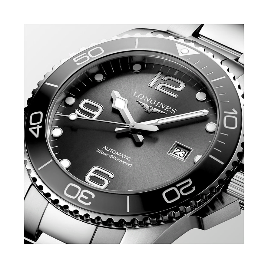 Longines Herrenuhr mit Edelstahlgehäuse, schwarzem Zifferblatt und analoger Anzeige.