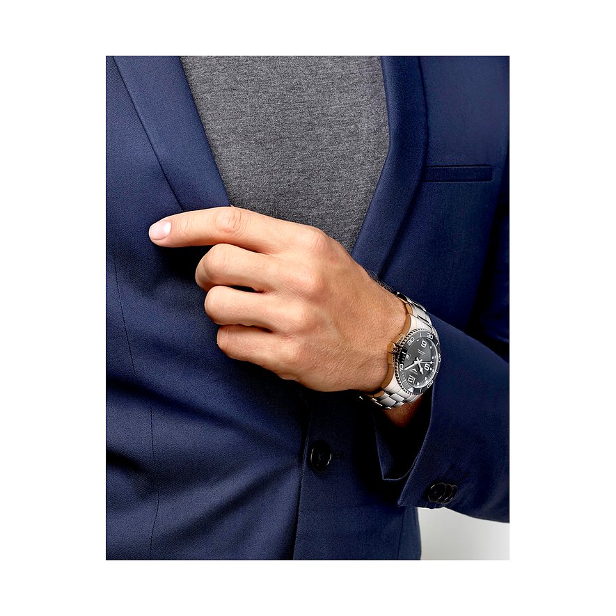 Longines Herrenuhr mit Edelstahlgehäuse und schwarzem Zifferblatt.