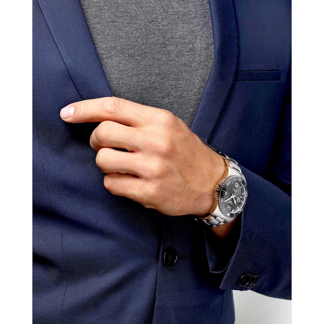 Longines Herrenuhr mit Edelstahlgehäuse und schwarzem Zifferblatt.