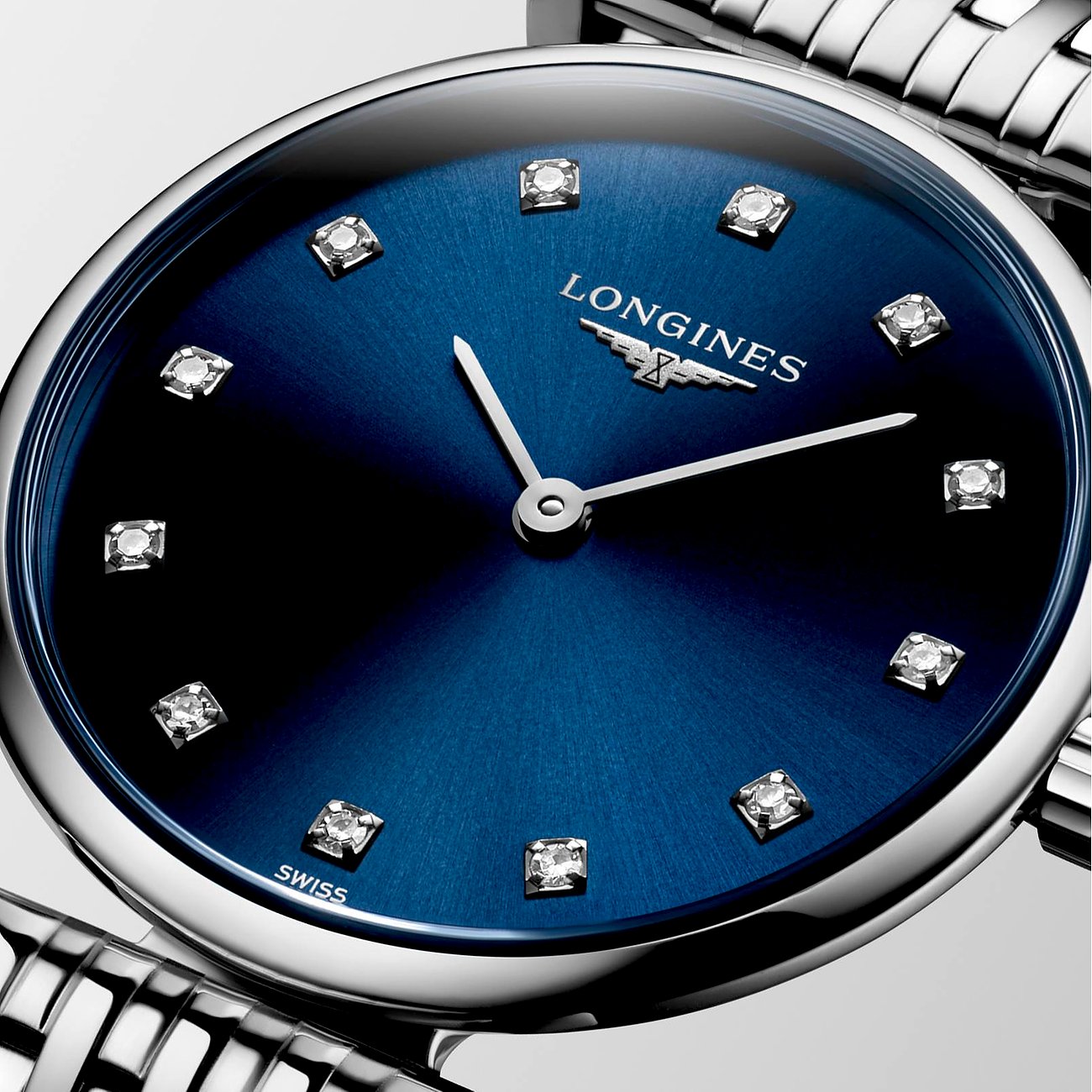 Longines Damenuhr mit Edelstahlgehäuse, blauem Zifferblatt und Diamanten.