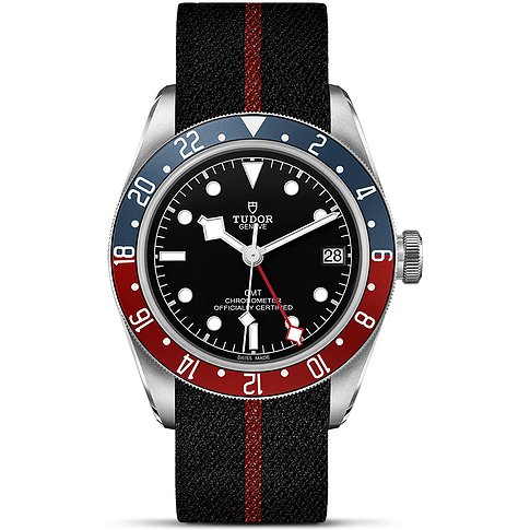 Tudor Herrenuhr mit Edelstahlgehäuse, schwarzem Zifferblatt und rot-blauer Lünette.