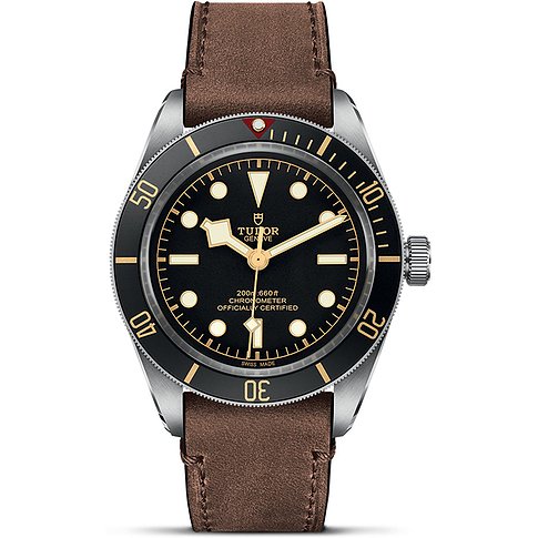 Tudor Herrenuhr mit Edelstahlgehäuse, schwarzem Zifferblatt und braunem Band.