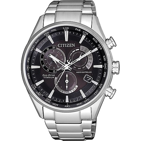 Orologio da uomo Citizen in titanio con quadrante nero, tre sub-quadranti e bracciale argento.
