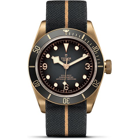 Tudor Herrenuhr mit Bronzegehäuse, schwarzem Zifferblatt und grau-goldfarbenem Textilarmband.