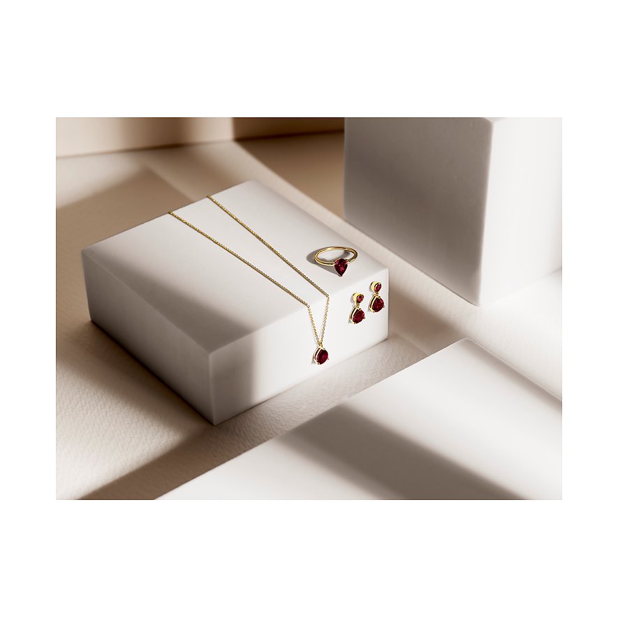 CHRIST Ohrschmuck Set aus Gelbgold: Halskette, Ring und Ohrringe mit tropfenförmigen Rhodolith Schmucksteinen.