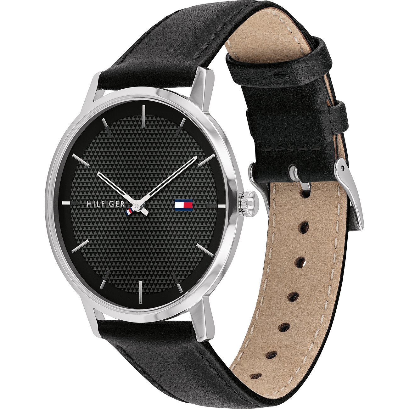 Eine schwarze Tommy Hilfiger Herrenuhr aus Edelstahl mit genarbtem schwarzem Zifferblatt steht auf weißem Hintergrund.