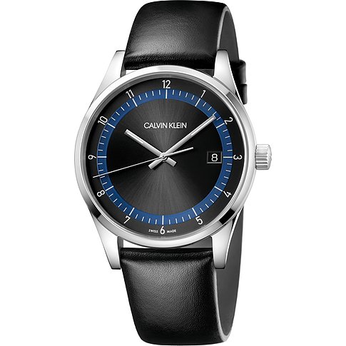 Calvin Klein Herrenuhr aus Edelstahl mit schwarzem Lederarmband, schwarzem Zifferblatt und blauen Akzenten, schräg von oben.
