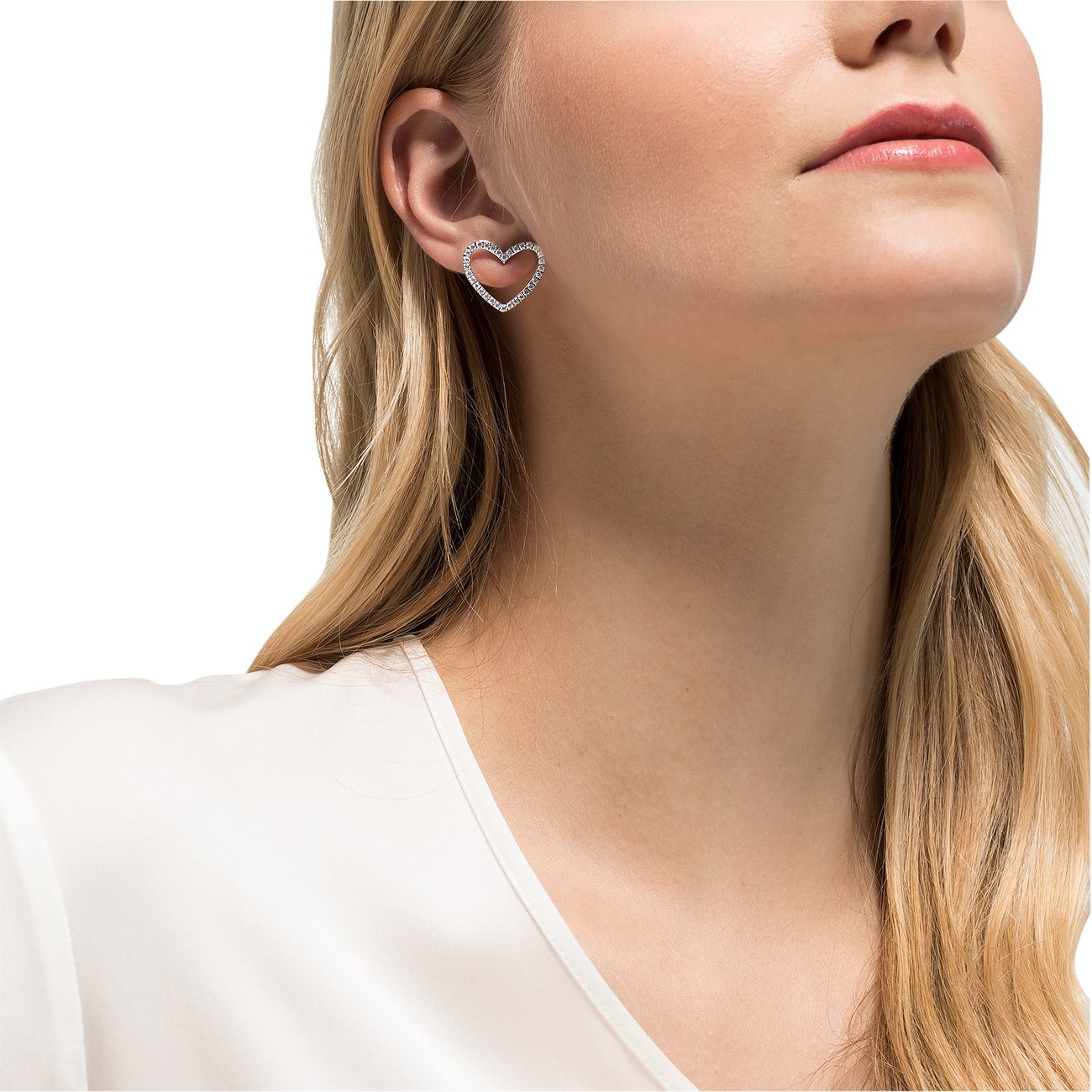 Guido Maria Kretschmer Herz-Ohrstecker aus Edelstahl mit Zirkonia-Farbsteinen, getragen von einem Model am rechten Ohr.