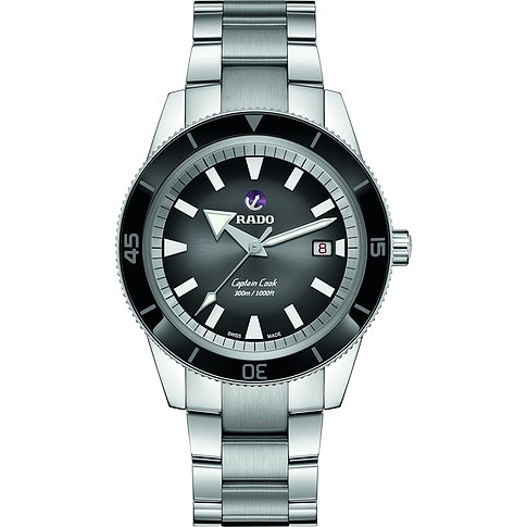 Rado Captain Cook Herrenuhr mit Edelstahl- und Keramikgehäuse auf einem Edelstahlarmband, Sicht auf das Zifferblatt.