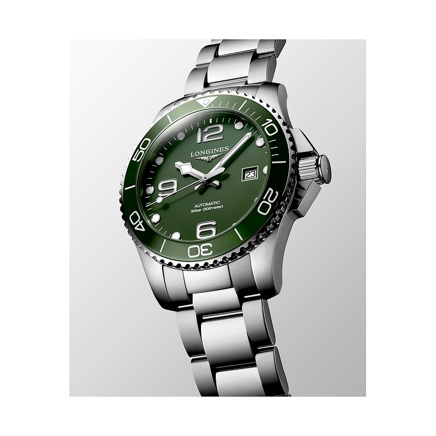Longines Herrenuhr mit Edelstahlgehäuse und grüner Keramiklünette, analog.