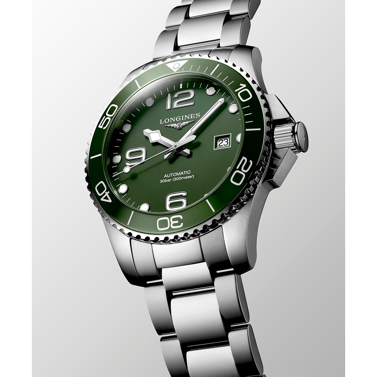 Longines Herrenuhr mit Edelstahlgehäuse und grüner Keramiklünette, analog.