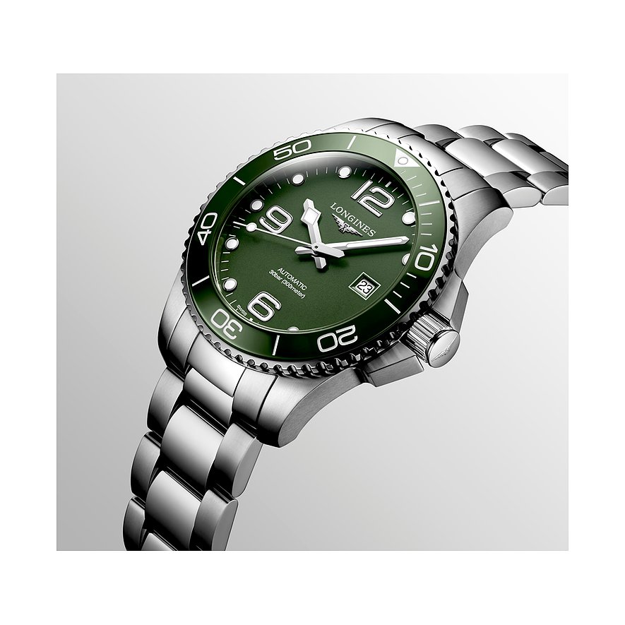 Longines Herrenuhr mit Edelstahlgehäuse und grüner Keramiklünette, analog.