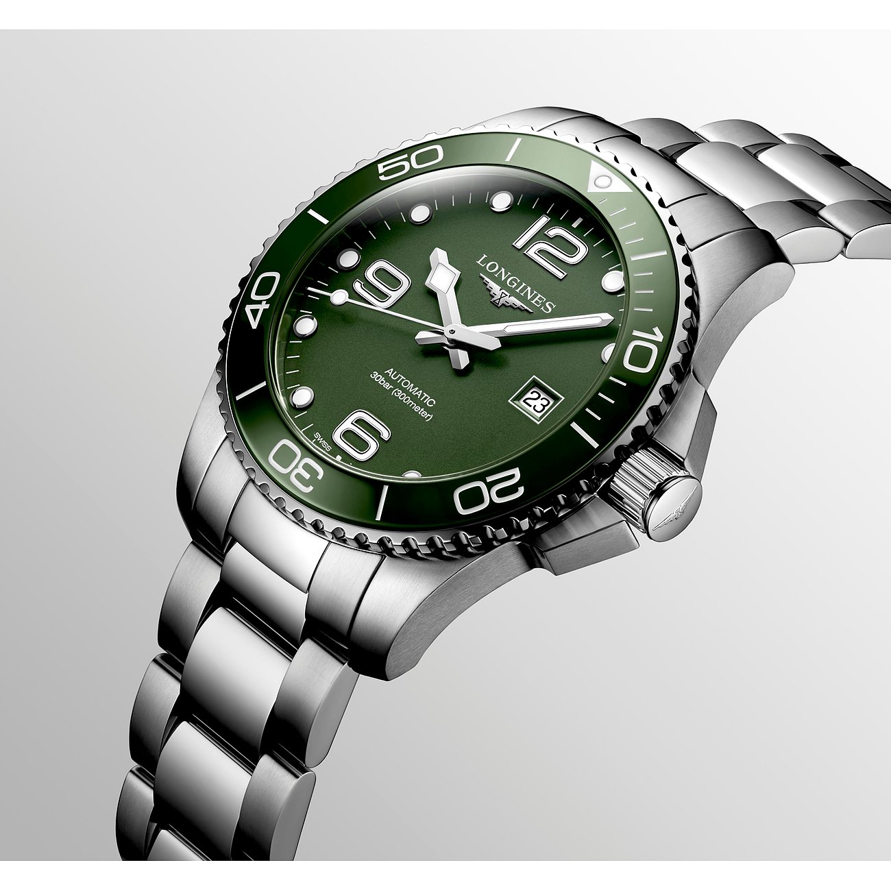 Longines Herrenuhr mit Edelstahlgehäuse und grüner Keramiklünette, analog.