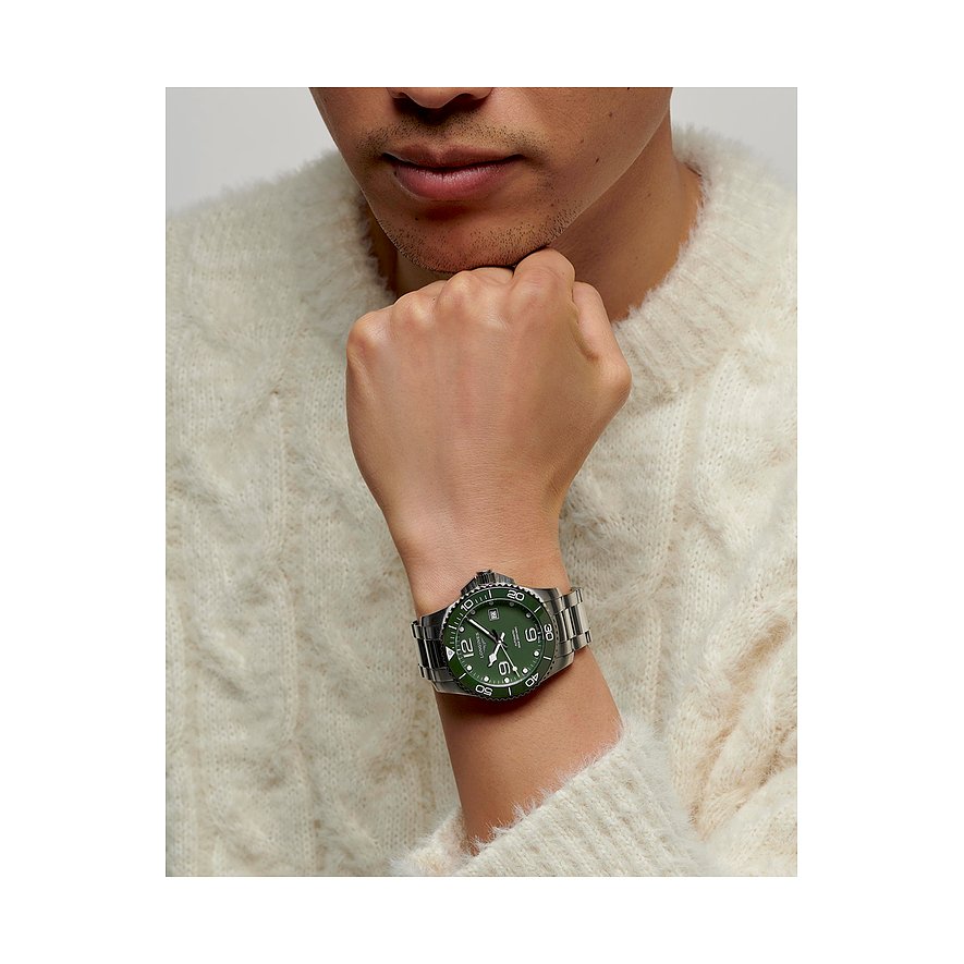 Longines Herrenuhr mit Edelstahlgehäuse und grüner Lünette.